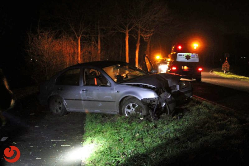 Auto vliegt uit de bocht bij Eastermar - EASTERMAR – Zaterdagavond kregen de hulpdiensten een melding van een ongeval op de Sumarderwei. Ter plaatse gekomen bleek een a... -..