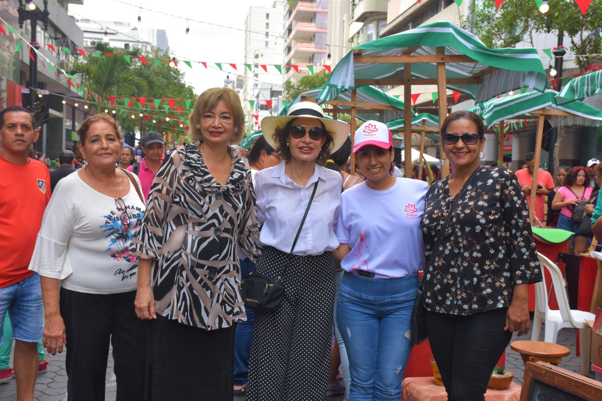 El Festival, que abarca aproximadamente 400 metros y tiene como componente importante el uso peatonal de la avenida 9 de Octubre, una de las más emblemáticas de la urbe, está decorado con banderines rojos y verdes y un gran árbol navideño para el deleite de pequeños y grandes.