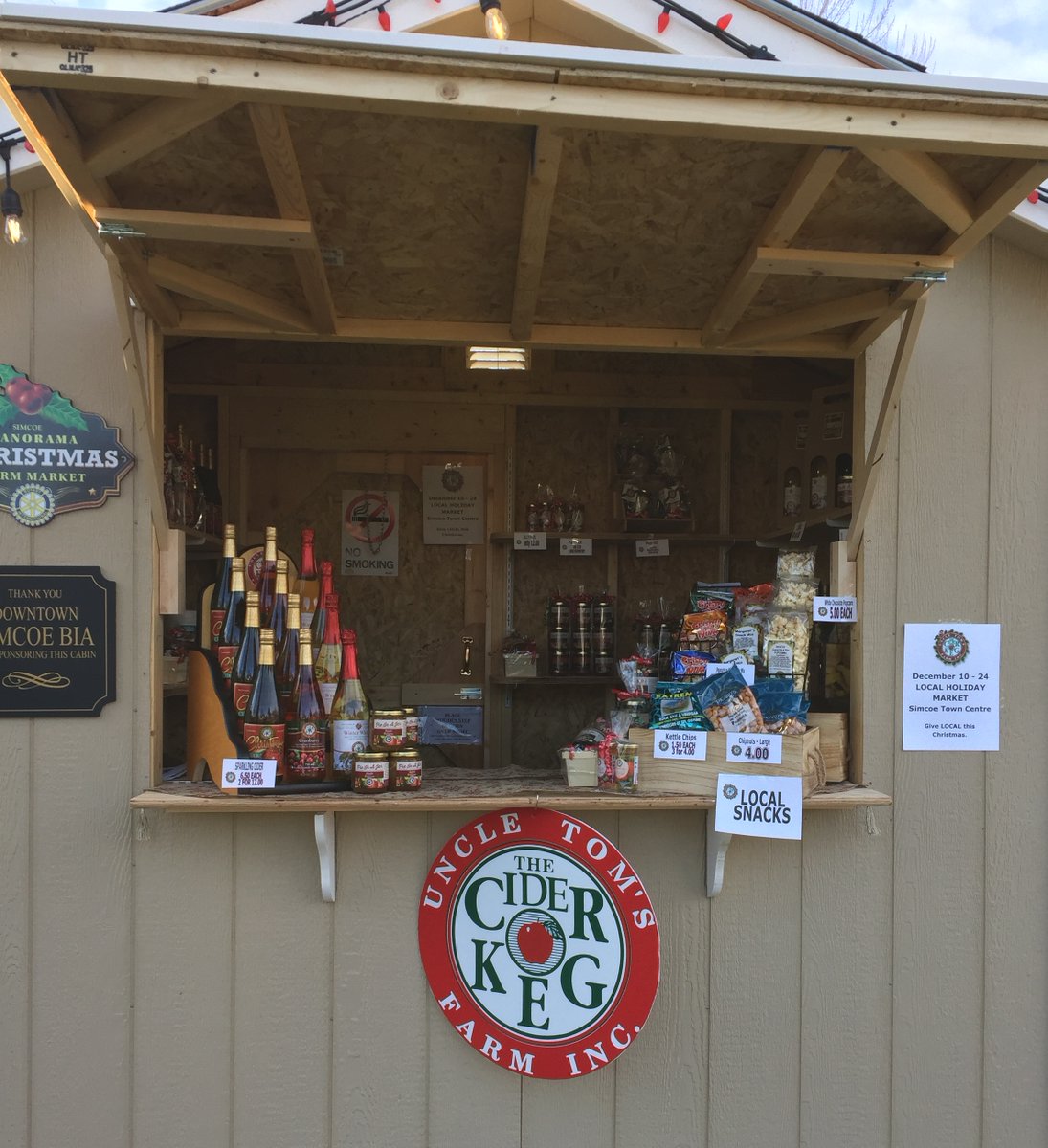 Come out to the Rotary Christmas Market Cabins for a unique local shopping experience. Enjoy the lights at the Simcoe Panorama and shop, from 2pm to 9pm in Wellington Park. <a href="/RcnsNorfolk/">RotaryNorfolkSunrise</a>