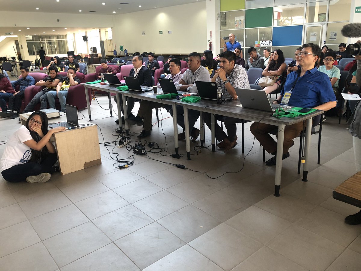 DataJamEc's tweet photo. Nuestro jurados del #DataJamEc atentos a las presentaciones de nuestro participantes del Reto Actívate. https://t.co/YvWbCT49Vm