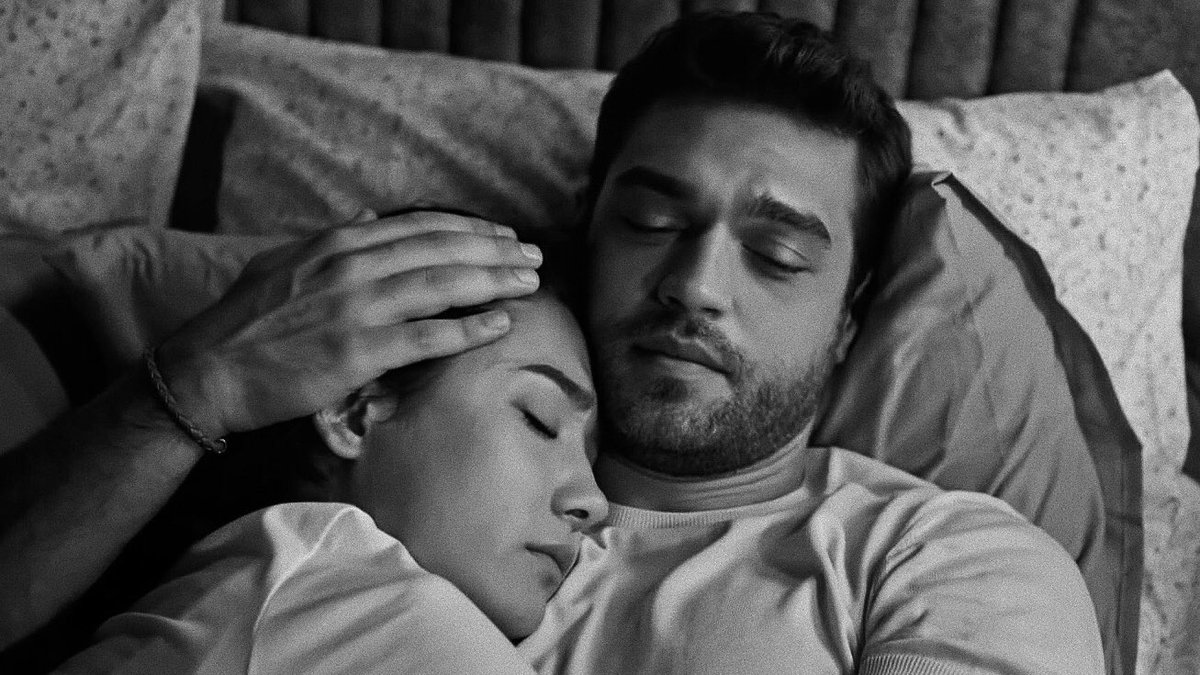 ❛ kimi zaman ben düştüm o beni kaldırdı o düştü ben kaldırdım, öyle tatlı bir ilişkilimiz var ❜🖤🧿

                ❛sometimes when i’d feel down she’d lift me up, when she’d feel down i’d lift her up.. we have a sweet relationship like that❜