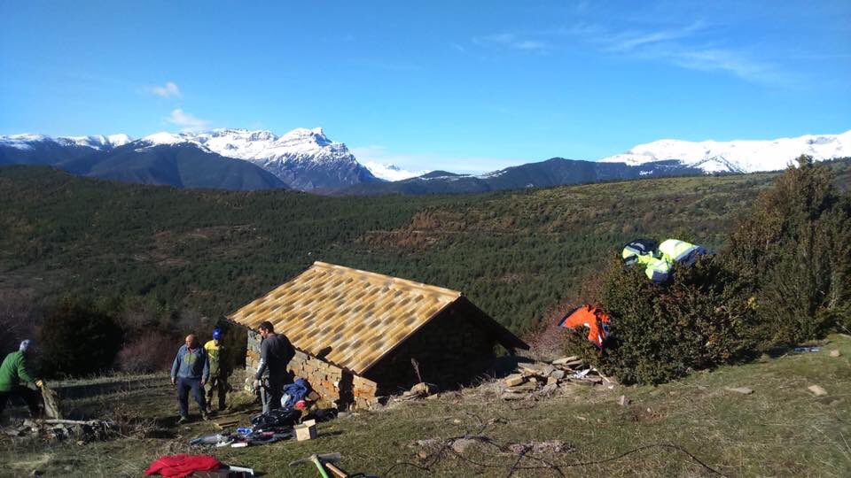 pzbaldetena's tweet photo. Hoy la Asociacion Cultural #ERATA de #Biescas ha colocado el tejado de la mallata lopera en Erata, con la ayuda de #OZoque 👏👏👏 https://t.co/TbUNdkbdcn