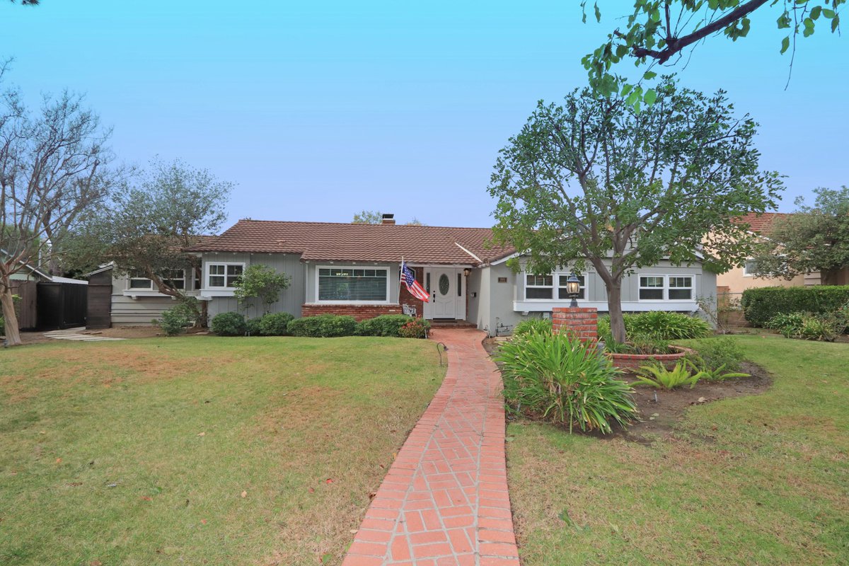 Bfogger's tweet photo. Gorgeous ranch style home 3+2 with pool and huge 15,289 SQFT lot with mega parking and extra you will love! Open Sunday 1-4 $799,000.00 #fogglisting #fogglistings #dre01149065 #buyrealestate #homeforsale #realestate #openhousesunday https://t.co/5kVB6pyZ5U https://t.co/itVEwZG9XH