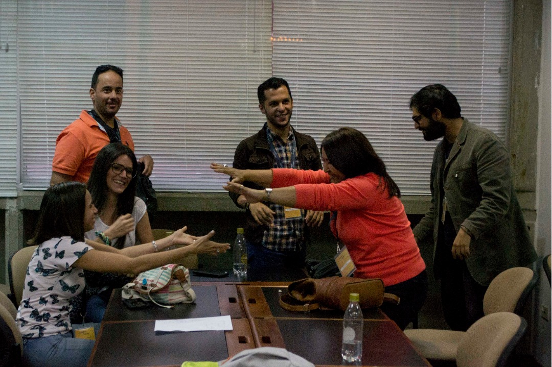 EfectoCocuyo's tweet photo. El jurado calificador del Hackathon de la #EscuelaCocuyo escogió la propuesta "Textin" cómo la ganadora del evento. Esta idea plantea el envío de información a través de SMS de forma masiva con resúmenes noticiosos. #7Dic https://t.co/ddsbiOCvCf