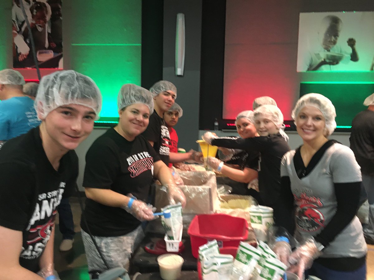 CHHS_baseballs's tweet photo. Lot of hard work at the meal marathon! Over 1,00 meals packed in 1.5 hours…teamwork!! Go Panthers! https://t.co/M5xV3GLU3S