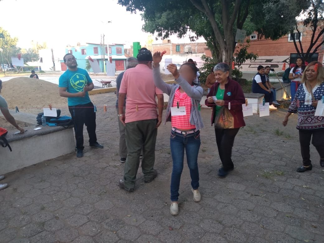 SarahEstefanaP1's tweet photo. La Brigada Guacamaya de León Gto., realizamos un tendedero reflexivo en la colonia valle de señora en marco de las actividades simultáneas de la  #ENPA #JuntosPorLaPaz 
De esta manera facilitamos el diálogo y escucha activa dentro de la comunidad.
#EscuchemosPrimero https://t.co/cSQPsWqVEF