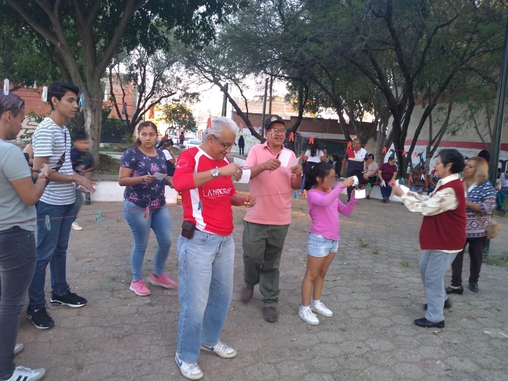 SarahEstefanaP1's tweet photo. La Brigada Guacamaya de León Gto., realizamos un tendedero reflexivo en la colonia valle de señora en marco de las actividades simultáneas de la  #ENPA #JuntosPorLaPaz 
De esta manera facilitamos el diálogo y escucha activa dentro de la comunidad.
#EscuchemosPrimero https://t.co/cSQPsWqVEF