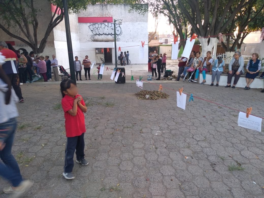 SarahEstefanaP1's tweet photo. La Brigada Guacamaya de León Gto., realizamos un tendedero reflexivo en la colonia valle de señora en marco de las actividades simultáneas de la  #ENPA #JuntosPorLaPaz 
De esta manera facilitamos el diálogo y escucha activa dentro de la comunidad.
#EscuchemosPrimero https://t.co/cSQPsWqVEF
