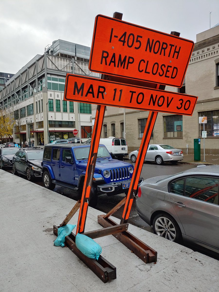 johnmaternoski's tweet photo. @PBOTinfo @OregonDOT What's up with this sign at NW 13th and Couch?  It's about to fall on someone's car with the next gust of wind! https://t.co/Cch5Vza7a5