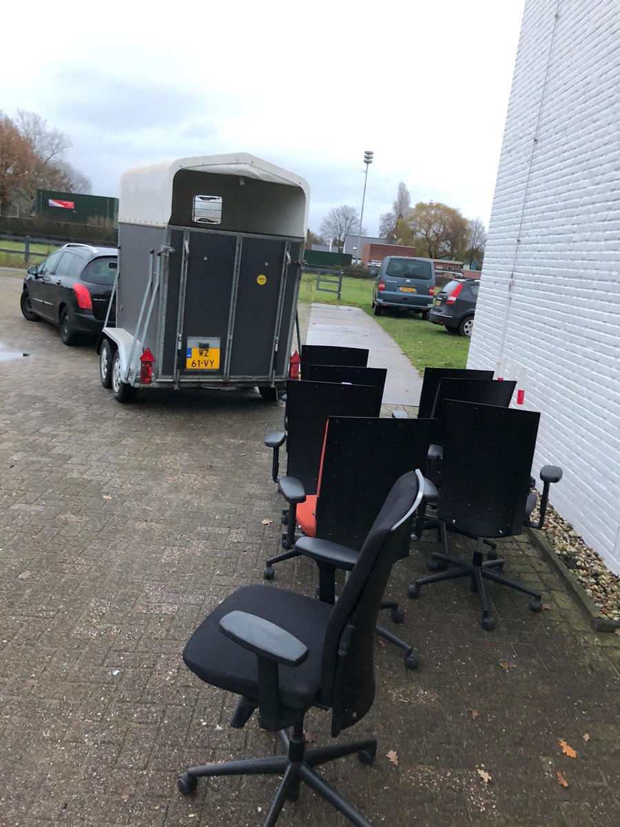 Vandaag konden door heel veel verenigingen en stichtingen stoelen opgehaald worden bij <a href="/Boerhofproject/">Boerhof Projectinrichters</a>. Wat mooie matches!!