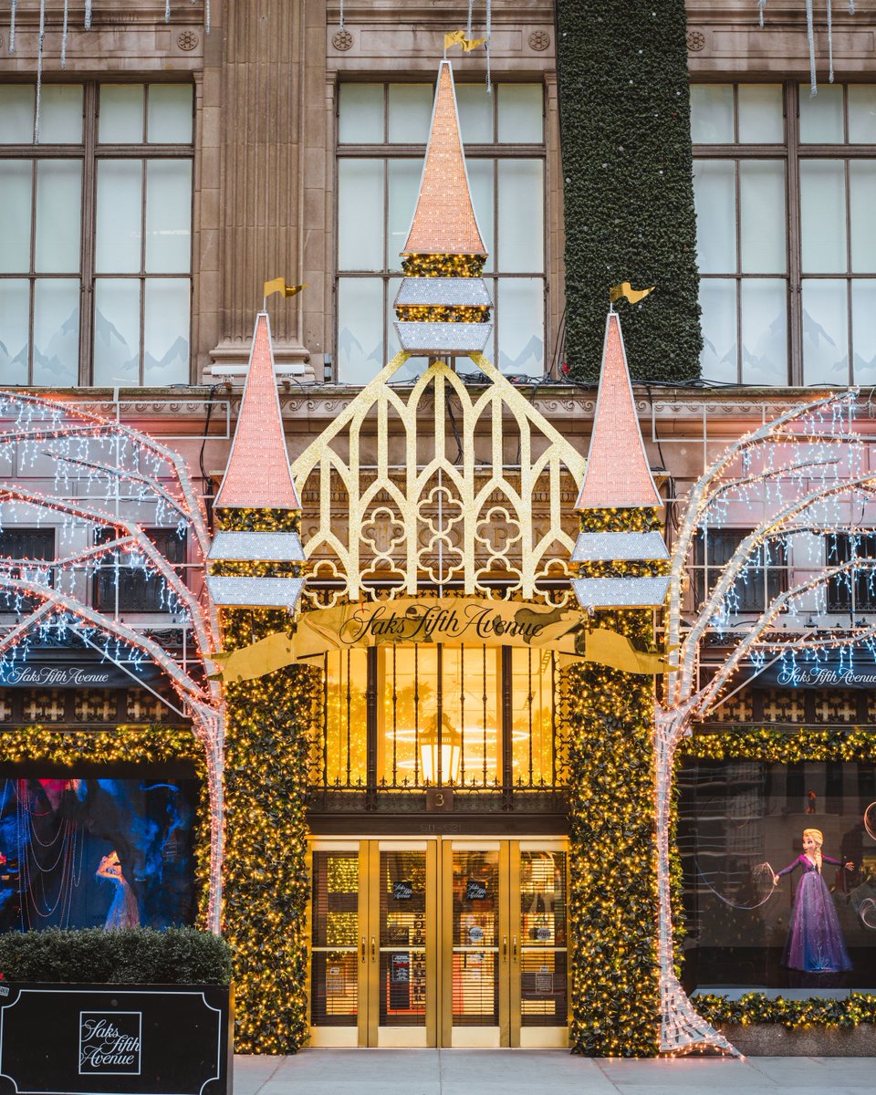 LanghamNYC's tweet image. #ConciergeTip: Looking for something to do with the Disney fan in your family? Be sure to shop and stop by @saks Fifth Avenue to see their holiday window display and light show, themed to the hit movie Frozen! #WeekendFinds #LanghamChristmas (📸 @joethommas)