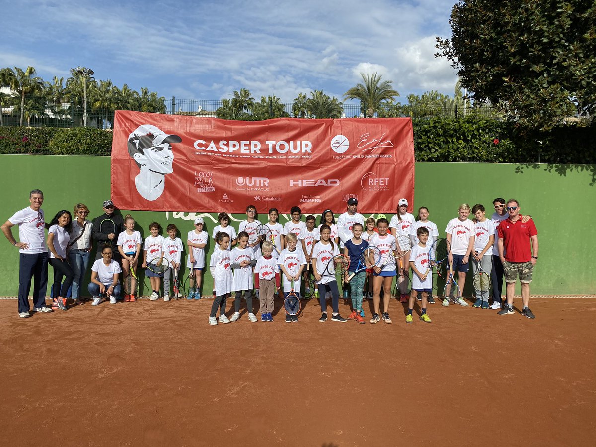 luismediero's tweet photo. Mucha actividad hoy en Marbella @PuenteTenis con @paulabadosa15 @XavierBudo & Sergi haciendo la pretemporada, mientras se disputaban las finales del Casper Tour @EmilioSVicario @FundacionESV @troncopages Enhorabuena!!! https://t.co/OfuPXnq6tz