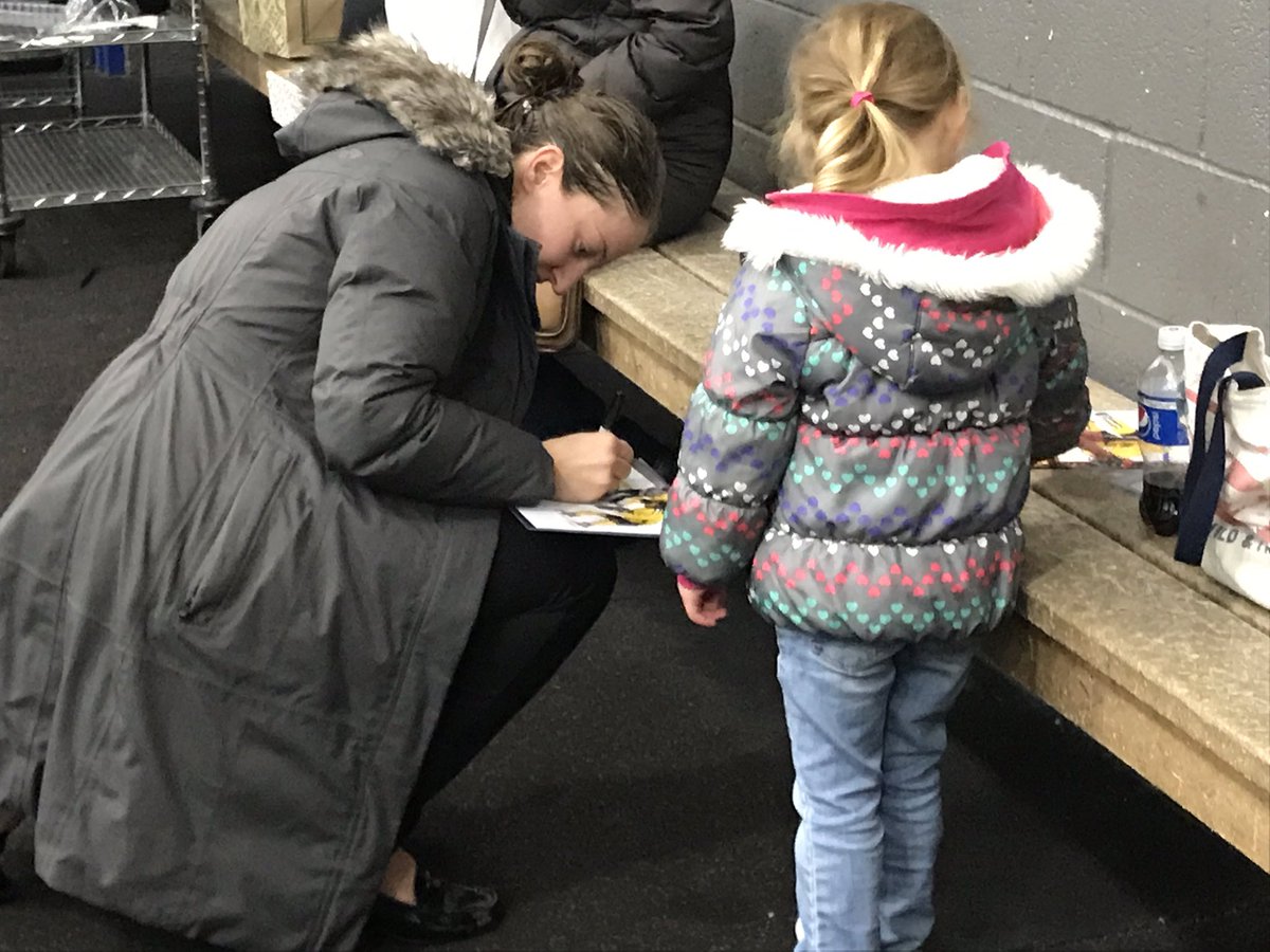 DRiceHockey's tweet photo. Coolest moment of the night? Coolest moment of the night. 
Reagan and @JilliantDempsey swapped autographs 🤗🚨 https://t.co/DXOjdsDzXy