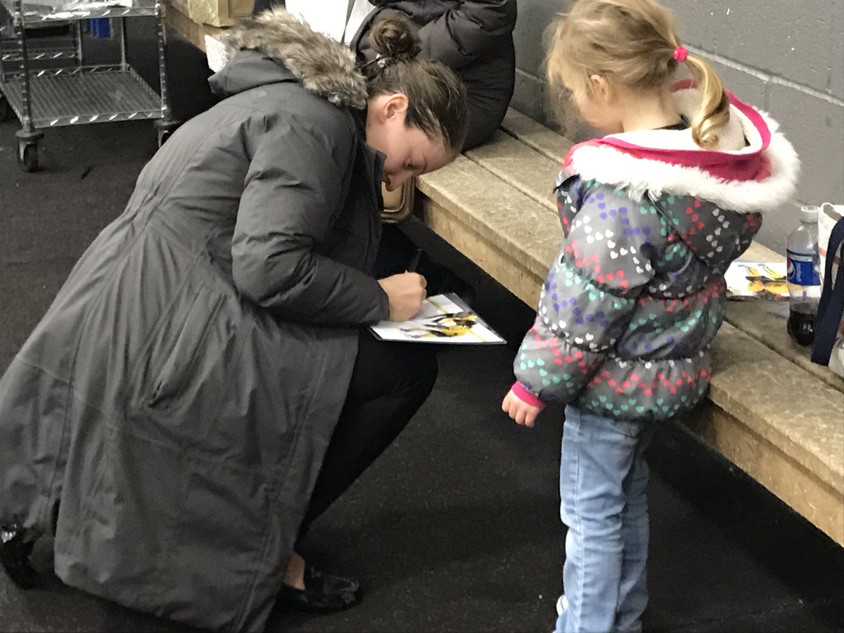 DRiceHockey's tweet photo. Coolest moment of the night? Coolest moment of the night. 
Reagan and @JilliantDempsey swapped autographs 🤗🚨 https://t.co/DXOjdsDzXy