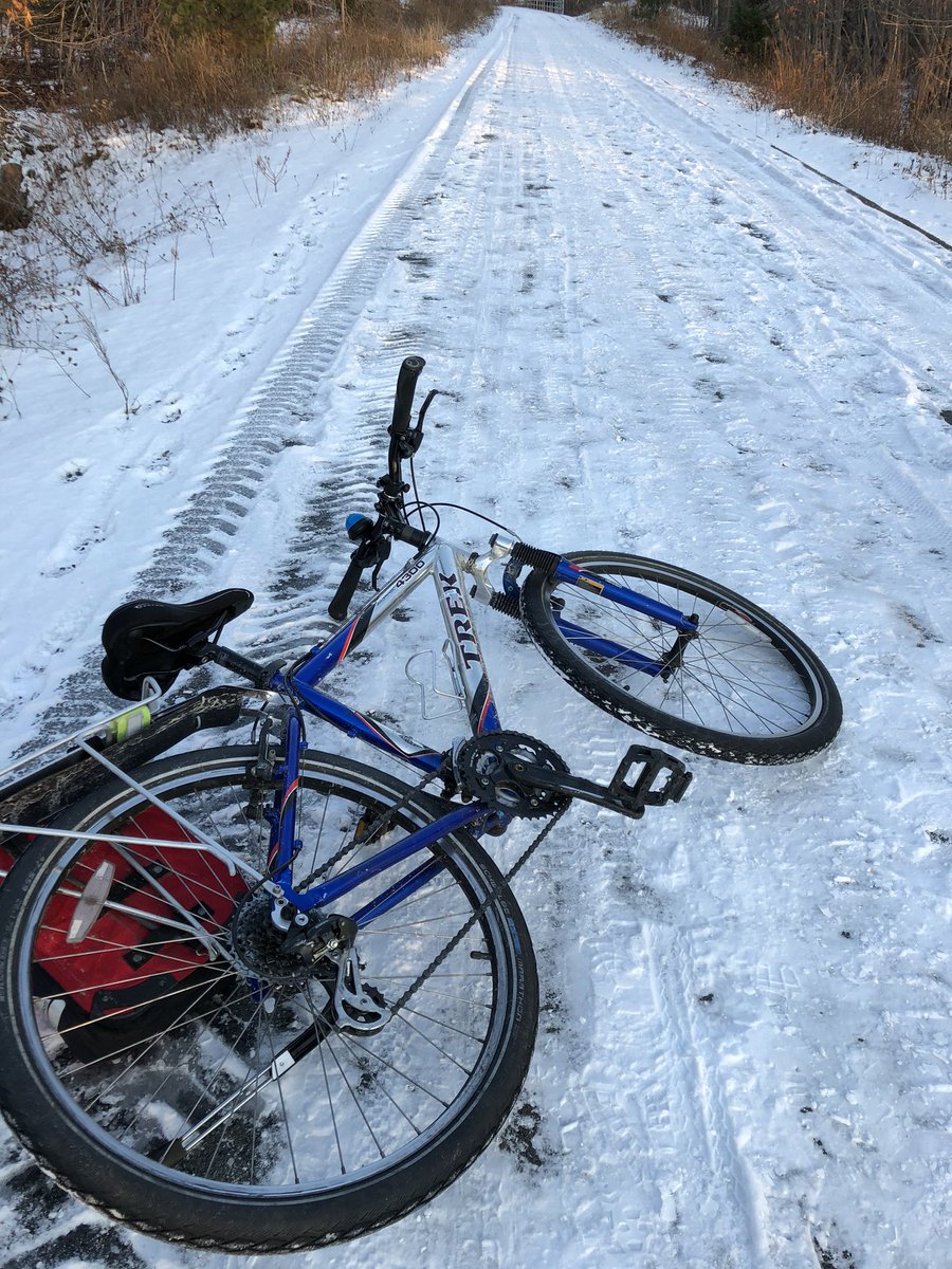 vhfdude's tweet photo. Evidence of lots of illegal vehicles on #COLT but no evidence of ploughing and salting on an #activetranspo route. Let’s get the Chain of Lakes Trail properly cleared as per HRM specifications @shawncleary @hfxgov https://t.co/yhecWemvII