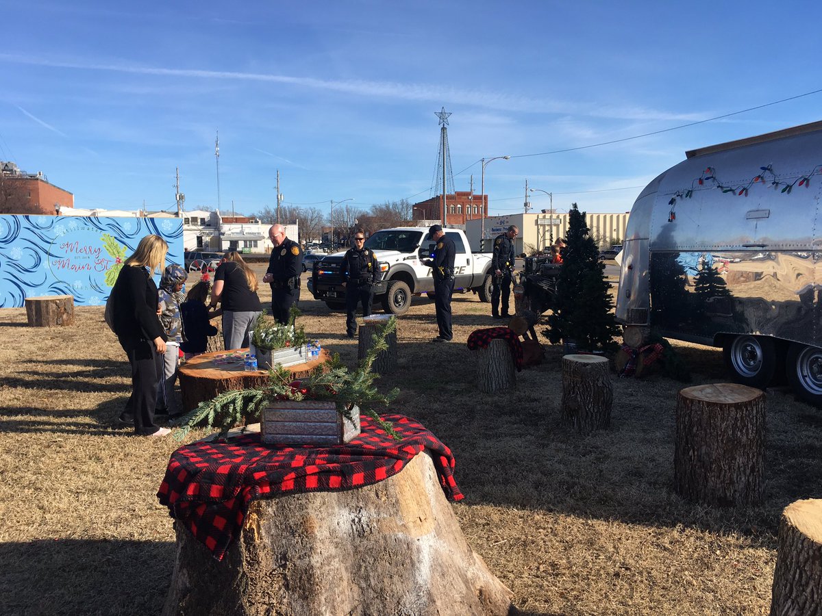 AZannotti's tweet photo. Thank you #StillwaterPolice for coming out to #MerryMainSt this afternoon for “Cookies with Cops!” All 200 cookies were given out. 🎄🍪💗 https://t.co/ta02Que6UA