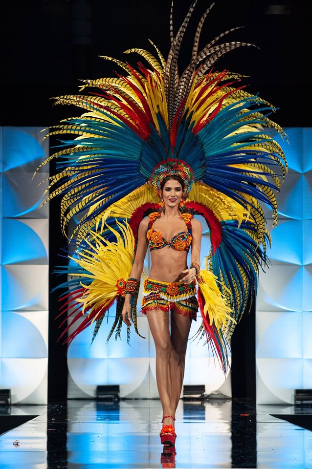 Gabriela Tafur refleja en su traje nacional la magia de un país diverso, único, lleno de color. #MissUniverso