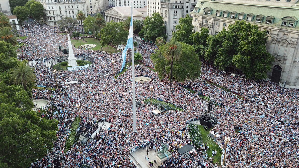 elcoya1977's tweet photo. No hay registro en la historia de la política Argentina donde un PRESIDENTE deje su mandato de esta manera como lo hizo hoy @mauriciomacri

Va dedicado a los que creen que las PLAZAS se llenan con CHORIPANES  y VINOS.

Esto se hace con el CORAZÓN!! 💪 https://t.co/bM1QT7Funo