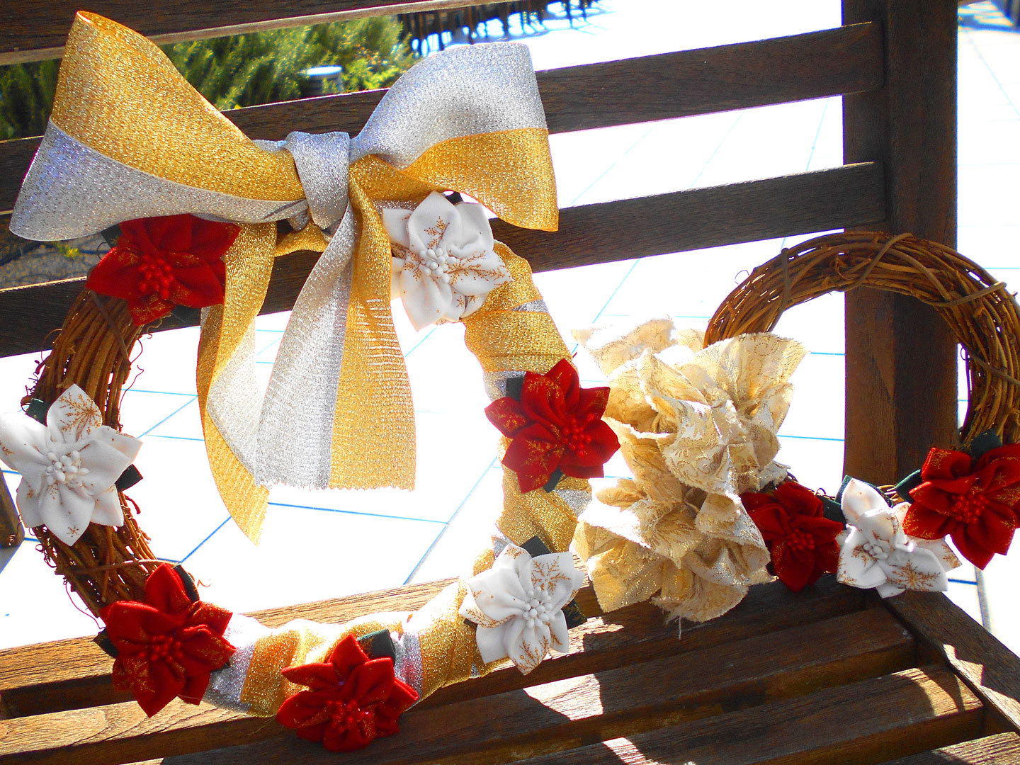 ユザワヤ 公式 On Twitter 手作りのクリスマスリースを作りませんか クリスマス柄の生地でポインセチアのお花を作って ひげづるリースに付けてメタリックリボンを巻いて完成です その後はお正月の飾りを付ければ2度楽しめます 湘南辻堂店より Https T Co