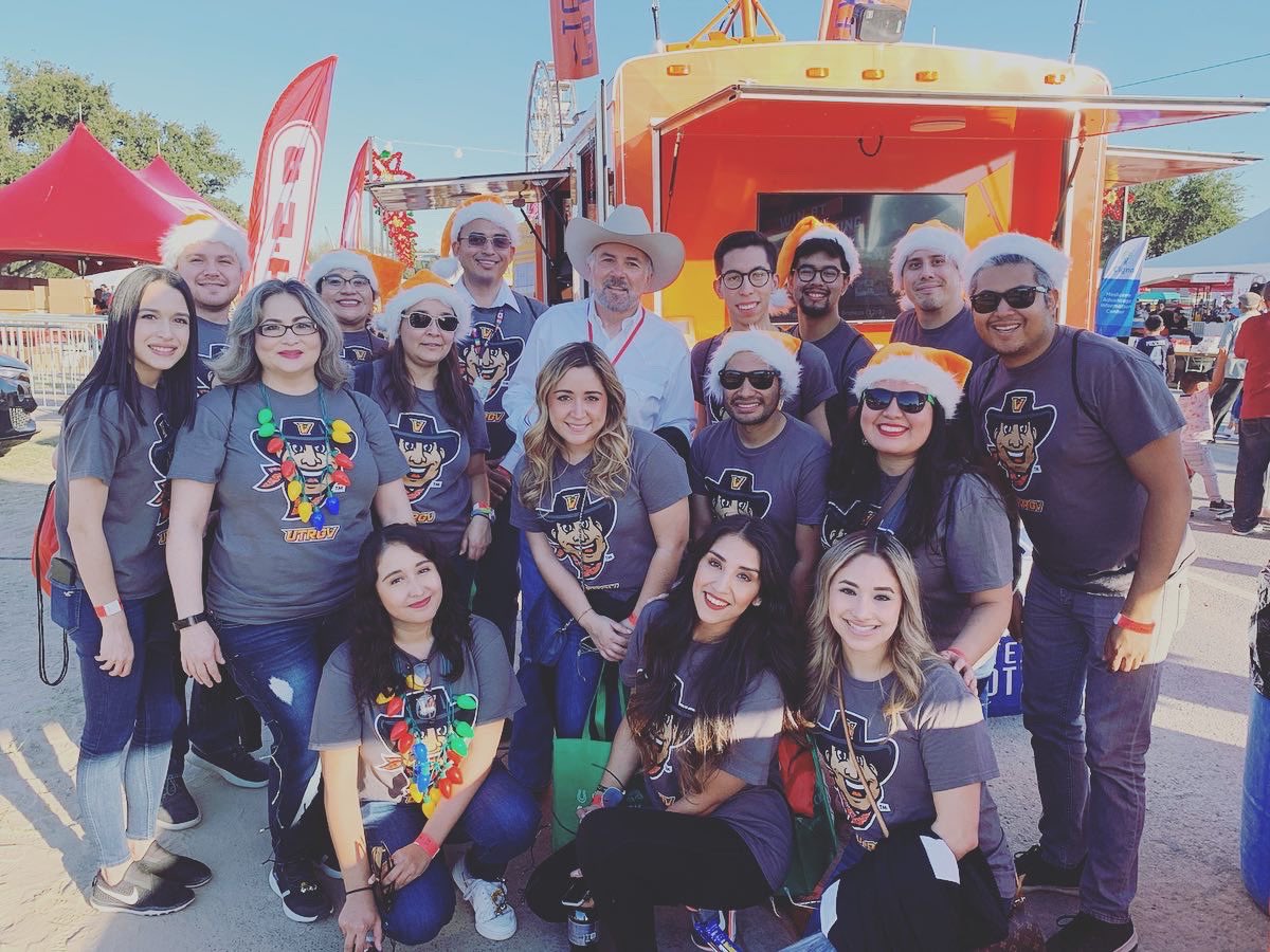 AliverLozano's tweet photo. V’s Up! ✌🏻#utrgv https://t.co/KaeBloKzfV