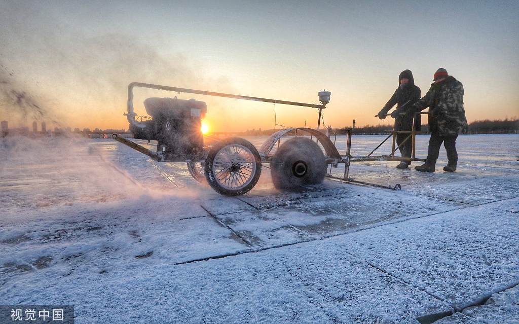 ChinaDaily's tweet photo. Do you know how the ice cubes are collected from the frozen Songhua River in Harbin? With the special ice-collecting machine, the workers are like the tailors cutting cloth. https://t.co/drYBLNPtXA