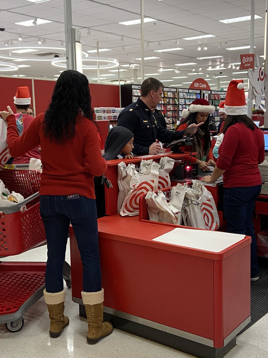T2167 Heroes &amp; Helpers 2019 👮🏻‍♂️🎅🏻
<a href="/CarlyAtTarget/">Carly Kane</a> @CelloMancini72 <a href="/DavePFromTarget/">Dave Pacheco</a>