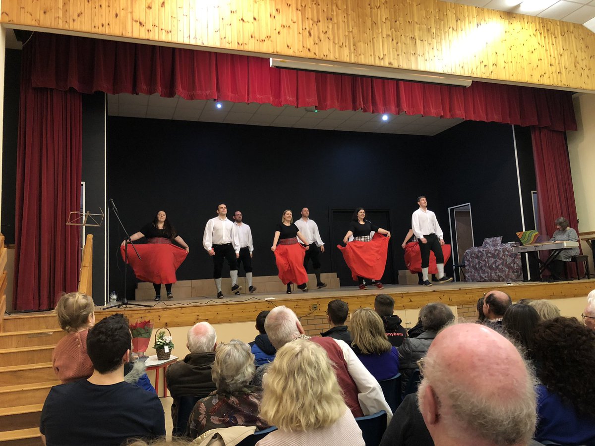 talogwerin's tweet photo. Llongyfarchiadau mawr i Gôr Llanpumsaint a’r Cylch ar drefnu cyngerdd arbennig heno er budd yr Ambiwlans Awyr. Llond llwyfan o dalentau lleol, a Dawnswyr Talog yn falch iawn o’r cyfle i gael bod yn ran o’r noson https://t.co/4dl9ftX4aS