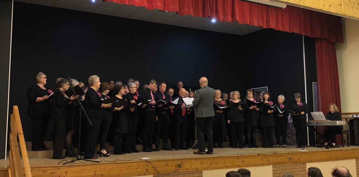 talogwerin's tweet photo. Llongyfarchiadau mawr i Gôr Llanpumsaint a’r Cylch ar drefnu cyngerdd arbennig heno er budd yr Ambiwlans Awyr. Llond llwyfan o dalentau lleol, a Dawnswyr Talog yn falch iawn o’r cyfle i gael bod yn ran o’r noson https://t.co/4dl9ftX4aS