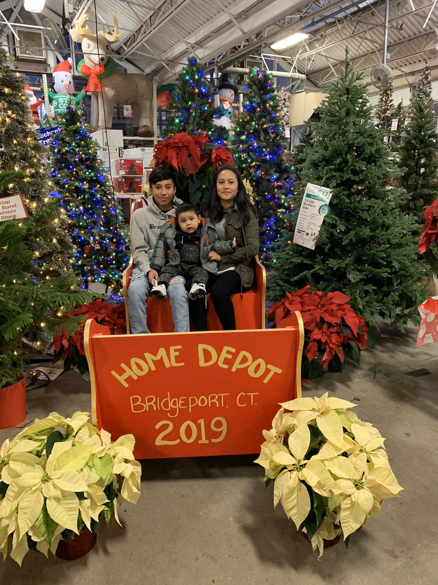 CharlieRoque1's tweet photo. Amazing turn out driving excitement around the holiday season. 🎄 Our customers are so pleased with us by creating a memorable moment with their family! @JasonArigoni @hmalak @kelly_presti @Home6213 @HBullard13 @HD_LuisD @GraceKi23492858 @MateGerry #NewEnglandholidayfestivities https://t.co/scPlYzs0s1