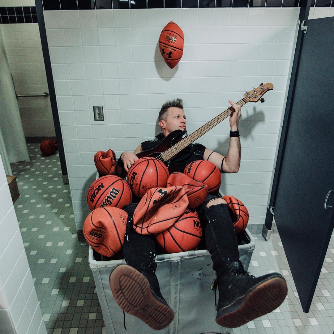 Brad still seems to forget we have a dressing room to warm up in before the show. 

📸: <a href="/alysoncoletta/">Alyson Coletta</a>