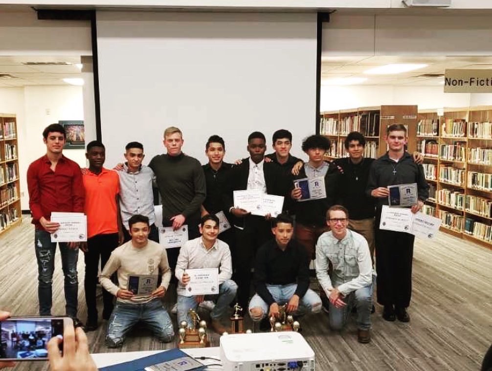Raytown_Soccer's tweet photo. #teamphoto #equipo #familia #whereisantonio https://t.co/ac2DqJWJm9