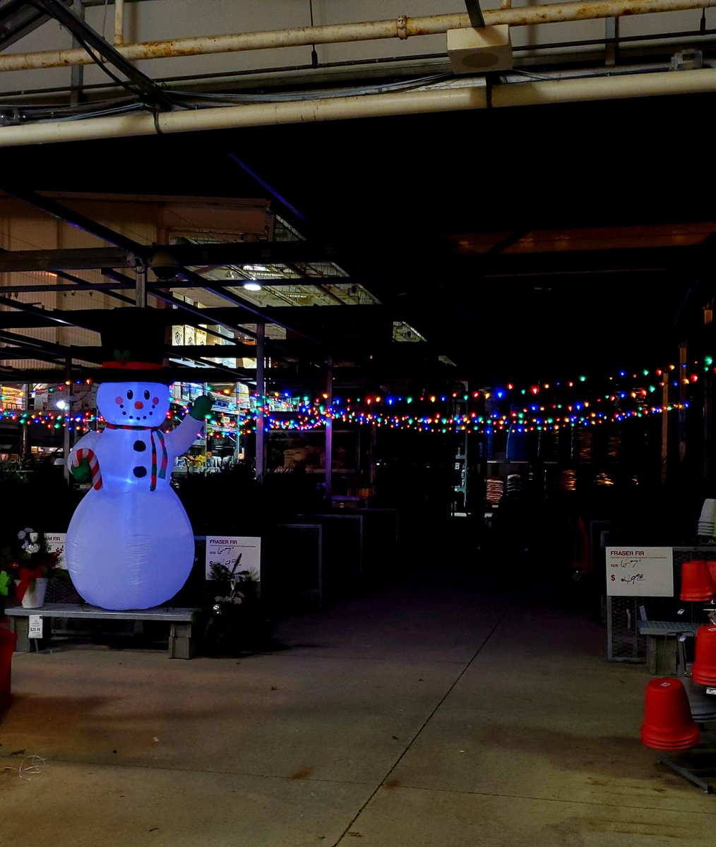 HannaHD3838's tweet photo. Getting festive at #3838! @GregDecarlo @dana_zinz @reba62 https://t.co/RVNmdS0t4U
