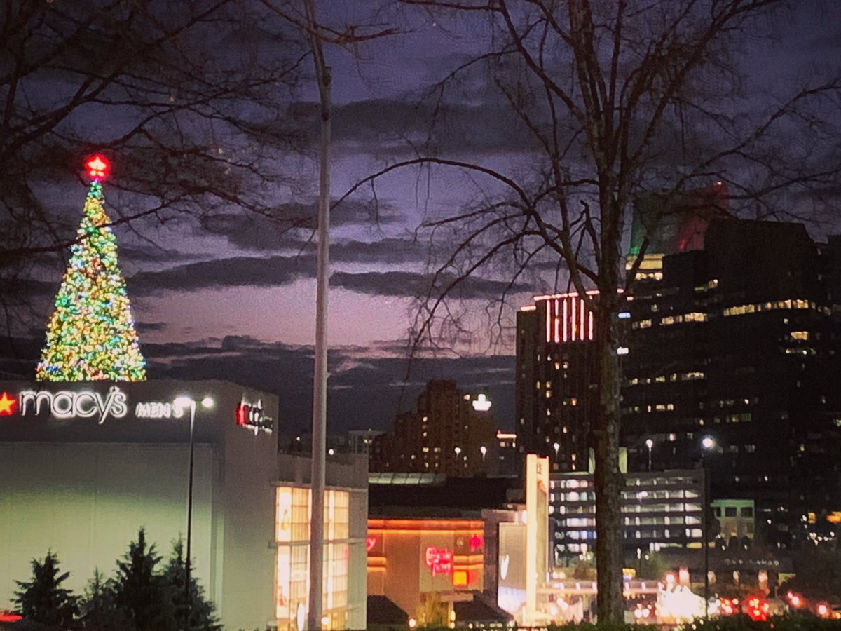 mckayWSB's tweet image. 🎶 It’s Christmas time in the city 🎼 @Macys #greattree @LenoxSqMall #smilinweekendcam