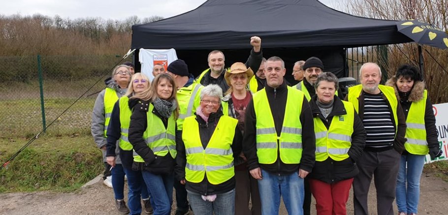 franck77120's tweet photo. samedi 7 décembre 2019 les #giletsjaunesbriards étaient une fois de plus présents au rond-point de la zone industrielle à #Coulommiers
plus d'un an après la première mobilisation citoyenne nous sommes toujours là !
énorme soutien aux pompiers

#FranckBracquemart
@sebastienlaprad https://t.co/eZpbLMHKF9