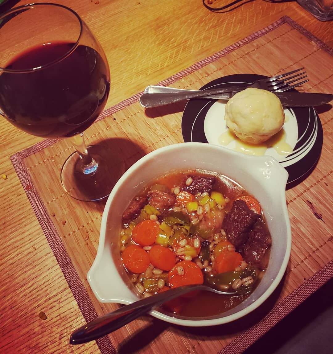 AlexStargazer's tweet image. I made a meal from #skyrim.  Rib beef stew with a sweet muffin (couldn't make it to a roll because my bunt cake tray had rust) 

Great for this winter day

#gamerkitchen