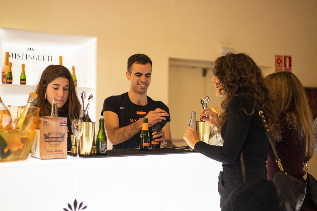 vidafestival's tweet photo. Una copa de cava per encarar la recta final de la nit? | ¿Una copita de cava para encarar la recta final de la noche? 🥂😉 https://t.co/7W97aKbFK4