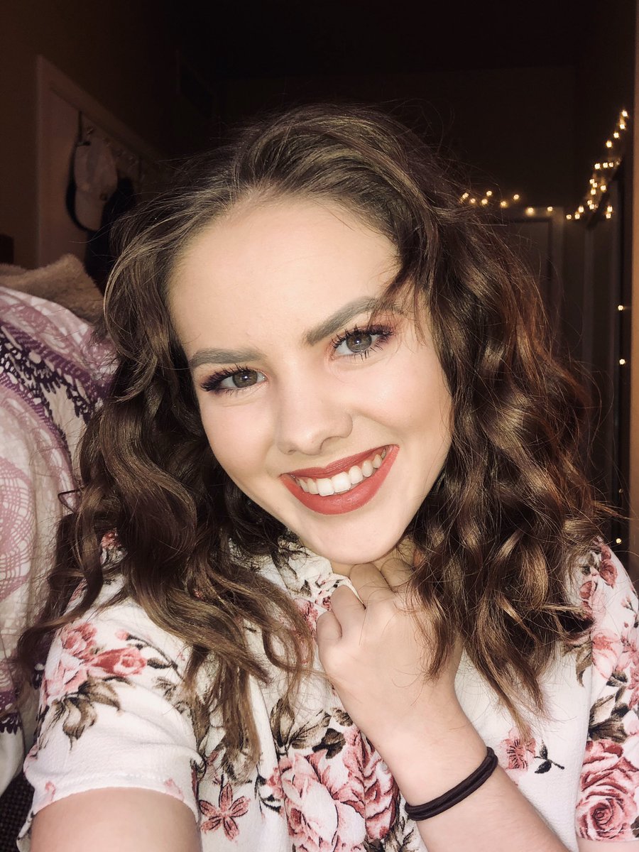 emmalemmaly_'s tweet photo. Rare picture of me not wearing a red shirt and blue jeans https://t.co/AMkidMIkJa