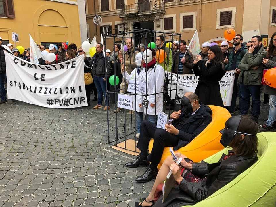 FrancescaIGAG's tweet photo. Grazie a @nonelarena e @GilettiMassimo per aver invitato i #precariEPR a raccontare storie di #ricercapubblica e #precariato. Speriamo di poter essere presto #liberi di fare il nostro #lavoro. #siamoTuttiPrecari #bastaprecariatodistato #NonelArena
 https://t.co/08ctHw6ahl https://t.co/Xp78BJrW9C