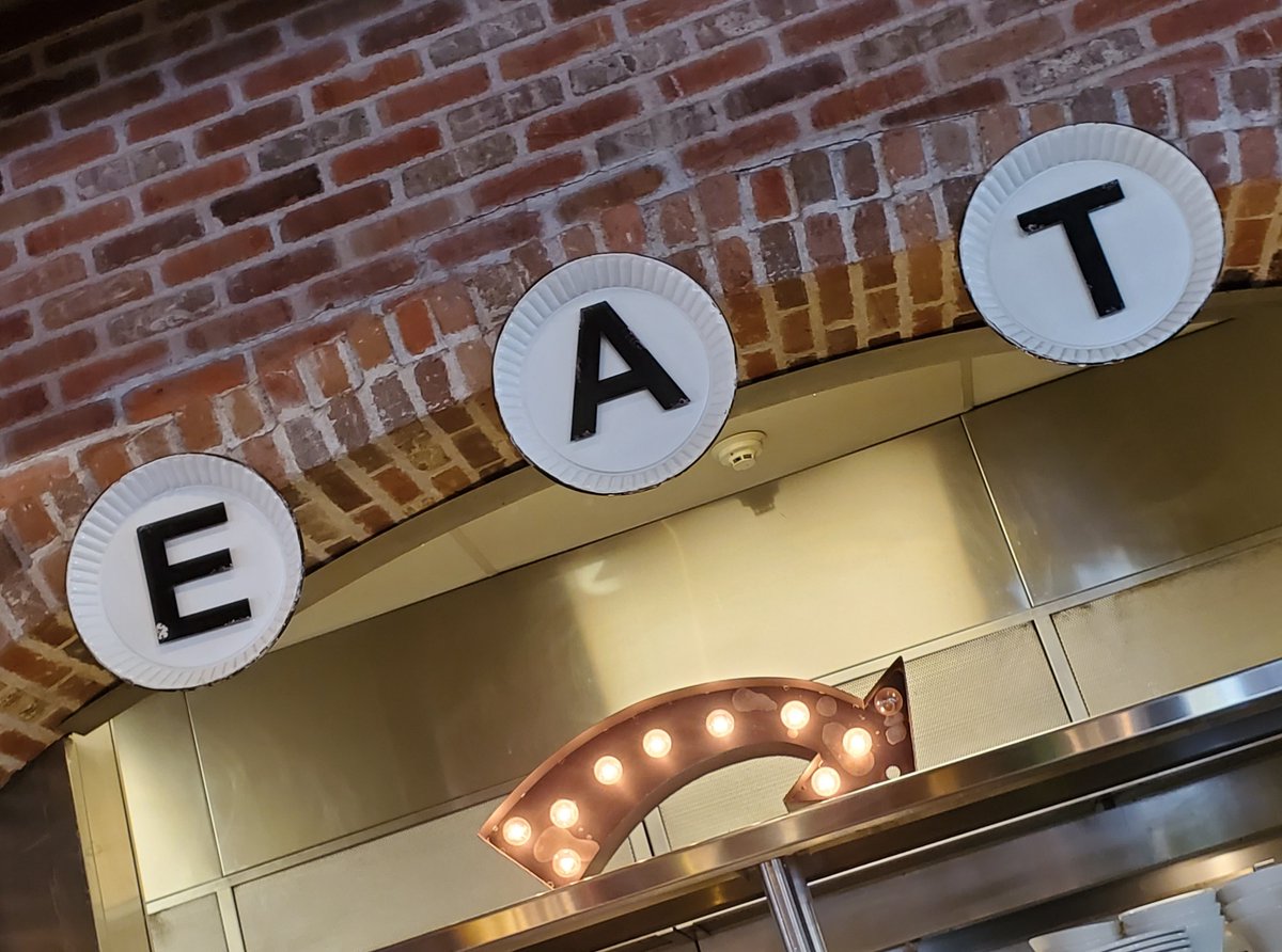 StandardDinerNM's tweet photo. Shopping and strolling? You must be famished!  Join us for dinner, we're right down the street. https://t.co/kqAJpRtXMM