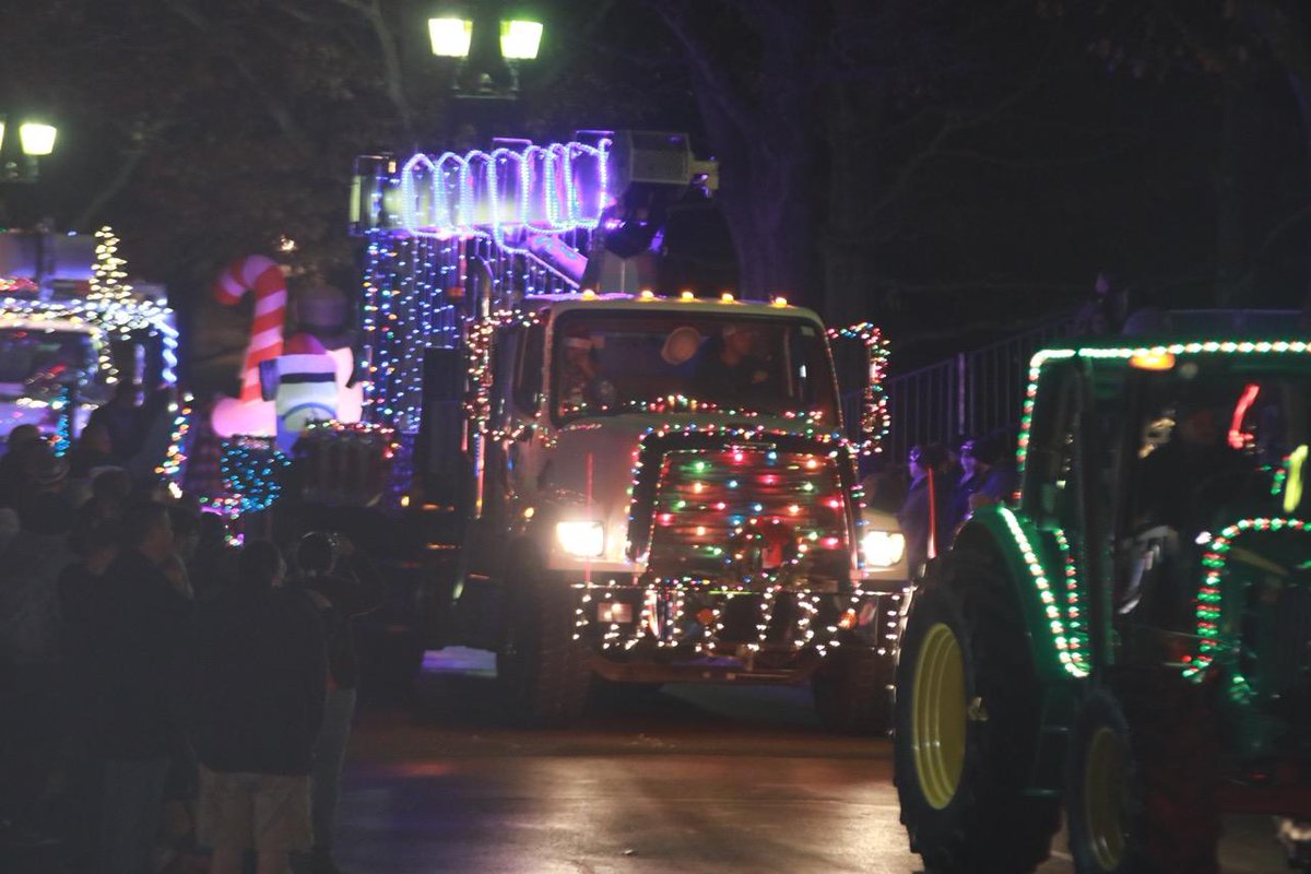 GovMattBevinRT's tweet photo. Bringing in Kentucky's Christmas season with the Annual Frankfort Christmas Parade...#WeAreKY https://t.co/1GFXLb0psO