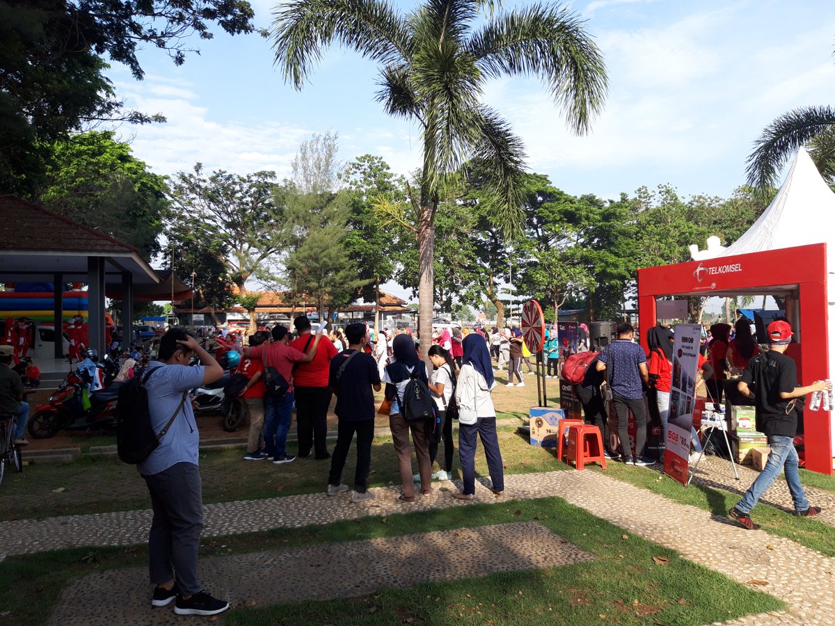 radiowalisongo's tweet photo. Yuk sanak kadang merapat ke lapangan bebekan kedungwuni. Seruuu nih. Event Telkomsel OMG. Rame dan banyak hadiah. https://t.co/J7MXKkYM6k