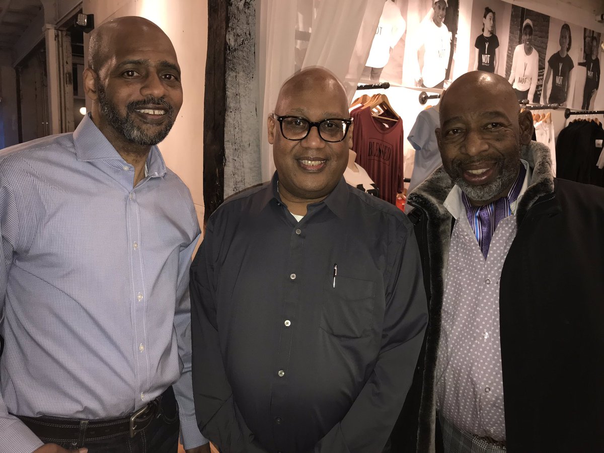 VickiethomasWWJ's tweet photo. Come on over to the @DetroitNABJ holiday party after #NoelNight!! It’s @dress_modele #ShopsOnTop. $20 includes open bar (beer, wine, sangria) and food!! @nabj @NABJREGION2 https://t.co/bEIbBRkmuA