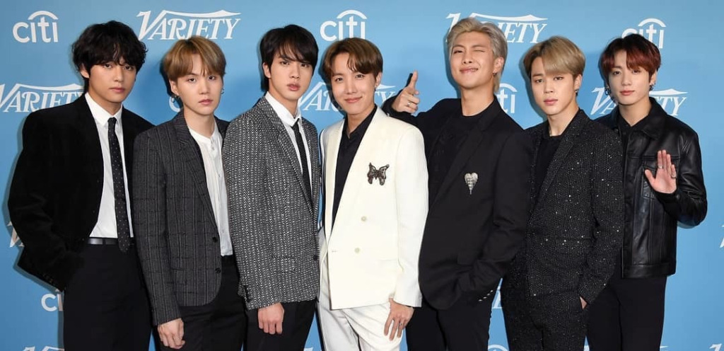 kpopsourcebr's tweet photo. O RM do BTS dominou a arte de dar os melhores discursos https://t.co/oPRiQrfV0t https://t.co/AaGrXS8ioA