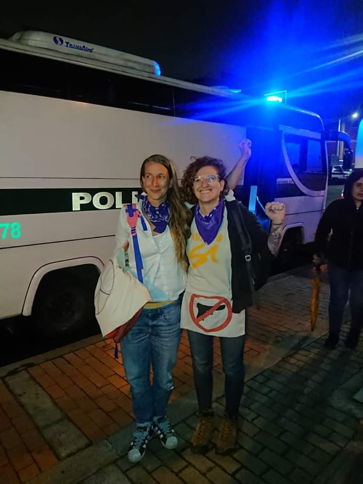 DaniRuedaJ's tweet photo. ¡Libres Emilia Frost y Soledad Granada! 

Que alzar nuestra voz de protesta no nos cueste la libertad ni la vida. 

Grandes chicas ✊ https://t.co/4lAeSwz9S3