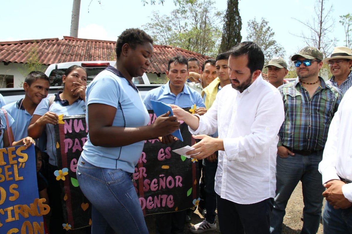 DHumanoEc's tweet photo. El Gobierno del presidente @Lenin Moreno trabaja en todos los rincones del país por los más necesitados.

El ministro @IvanGrandaM visitó Santa Isabel y El Girón para tener un diálogo cercano con las personas y conocer sus requerimientos. https://t.co/7zRNLvEqNg