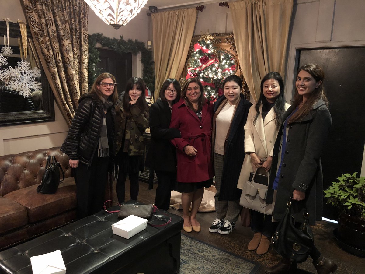 #holidaydinner with my special team..#bmomorgancrossing #boldlygrowingthegood #bestteaminbanking 
Enjoying this special time of year with an incredible team! #bestteamever #cheers 🥂