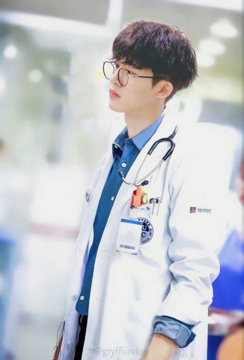 _rzxky's tweet photo. Kalau dokternya kayak gini adek rela diSUNtik bang.. 😍😂
#HANBIN
#HanbinNation
#TheGreatestKimHanbin https://t.co/iox4Uo06Ag