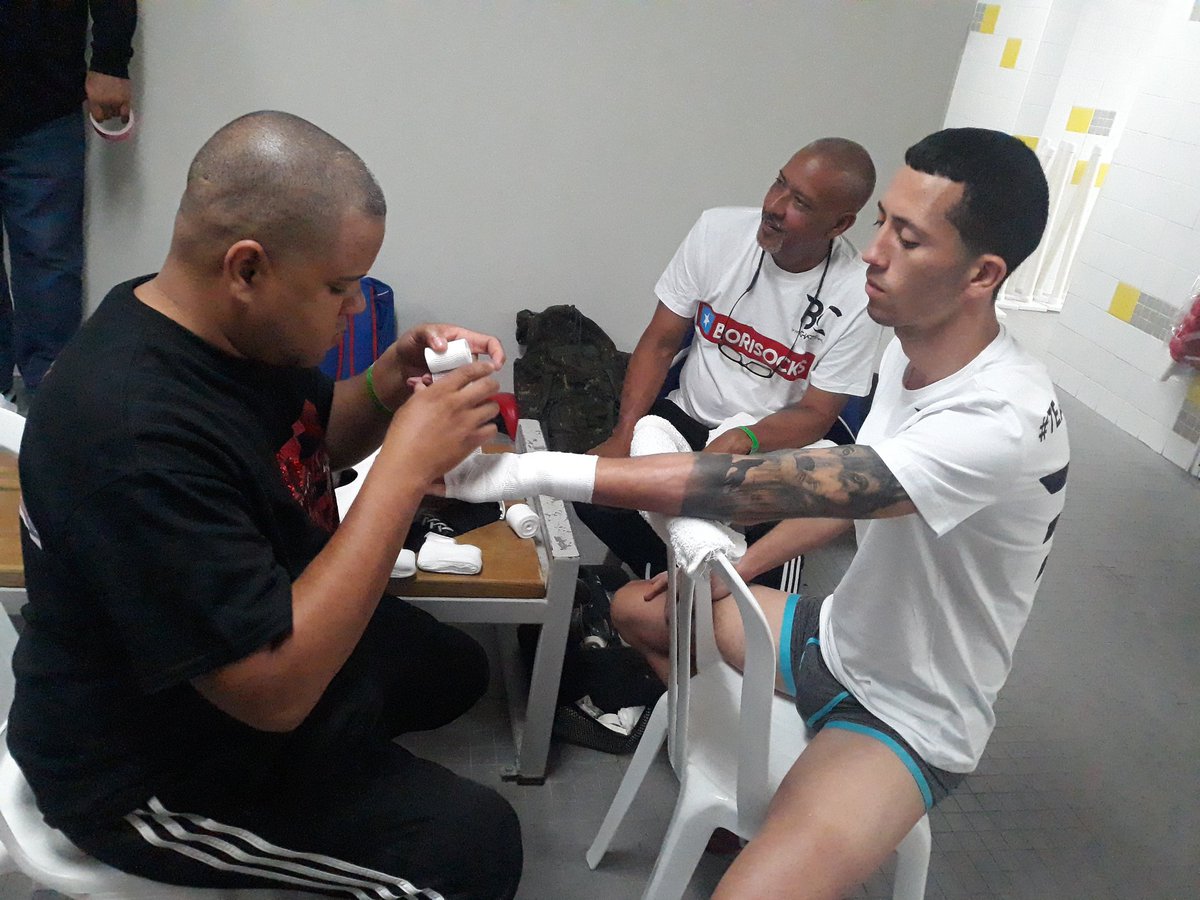 CottoPromotions's tweet photo. El campeón latino pluma de la @worldboxingorg Bryan Chevalier comienza su preparación para su combate ante Yeison Vargas en vivo por #OnDirectv161 #DIRECTVBOXINGNIGHT https://t.co/tNvp5Pb7oI