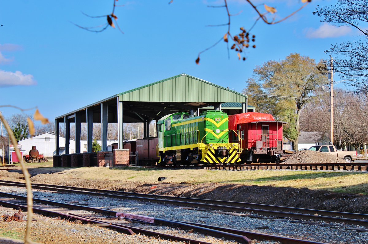 AlexanderNRHS's tweet photo. Proud to celebrate our 40th Birthday today with our annual "Hobo Luncheon". The icing on the cake was our newest delivery-Alexander Railroad Alco S-3 #6 outside purring on this beautiful morning! #SENGSM #AlexanderChapterNRHS #NRHS #TrainsAreCool #Community #Railroad #ARC6 https://t.co/gdDjTMyAXg