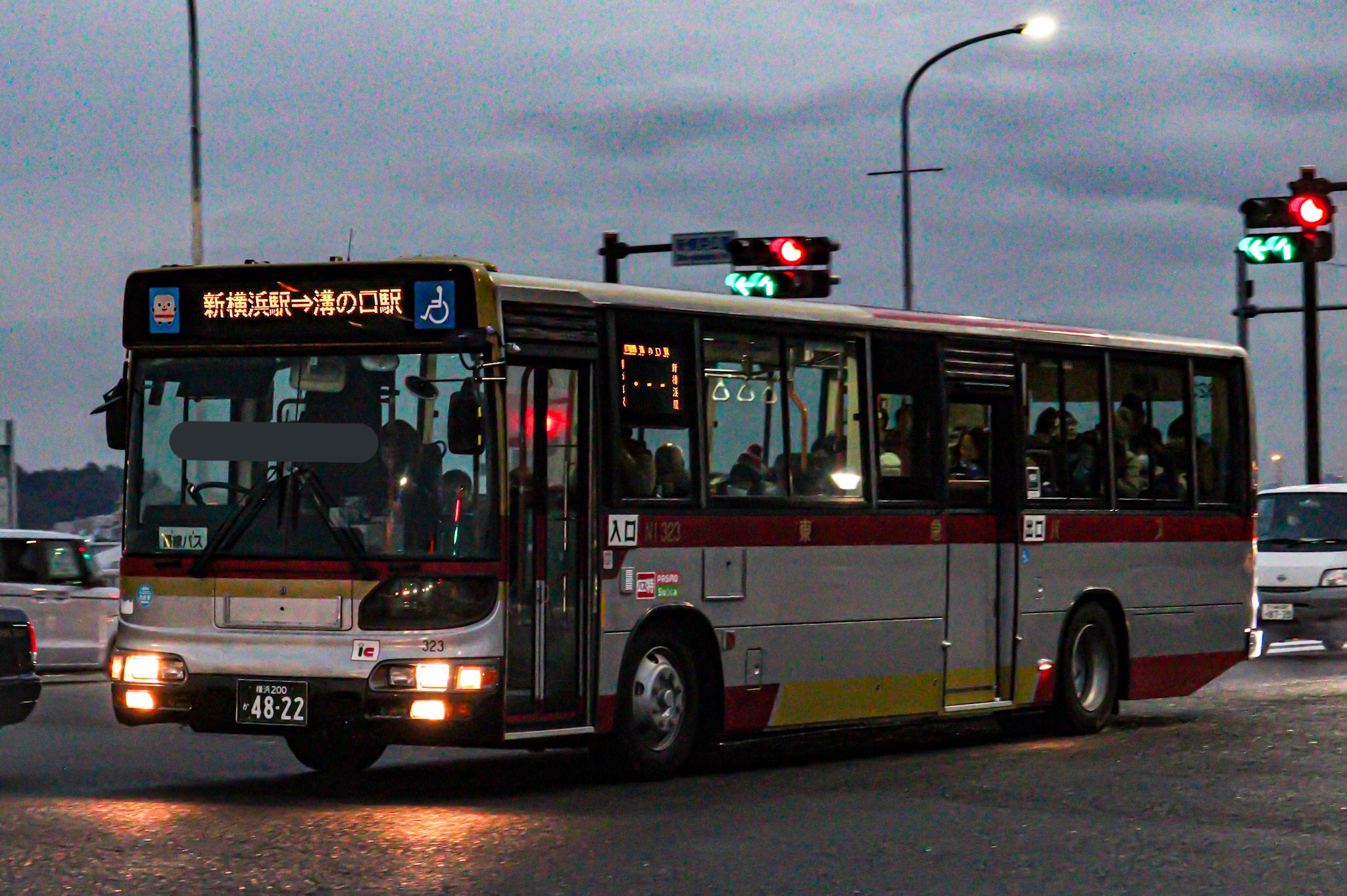 ハチゴー 12 7 東急バス Ni323 日産スタジアムでの試合に伴い溝の口駅行きの直行便の増便として運行された同車を撮りに 1枚目は 日没前に撮ったんでかなり苦戦しましたがなんとか またまたリベンジですな